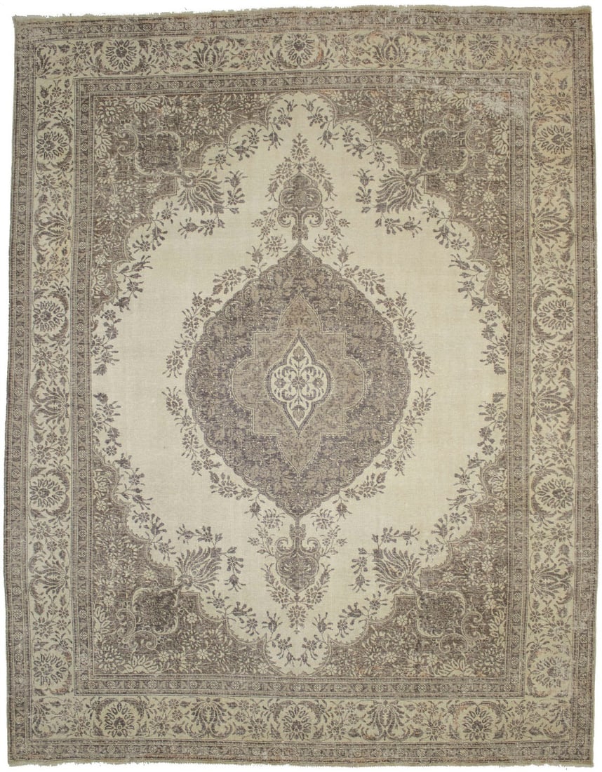 Vintage Hand-Knotted Wool Oriental Rug 10x13 Floral Design: Vintage Hand-Knotted Wool Oriental Rug 10x13 Floral Design This exquisite antique area rug features a classic floral design, showcasing a beautiful blend of muted colors including cream, brown, and kh