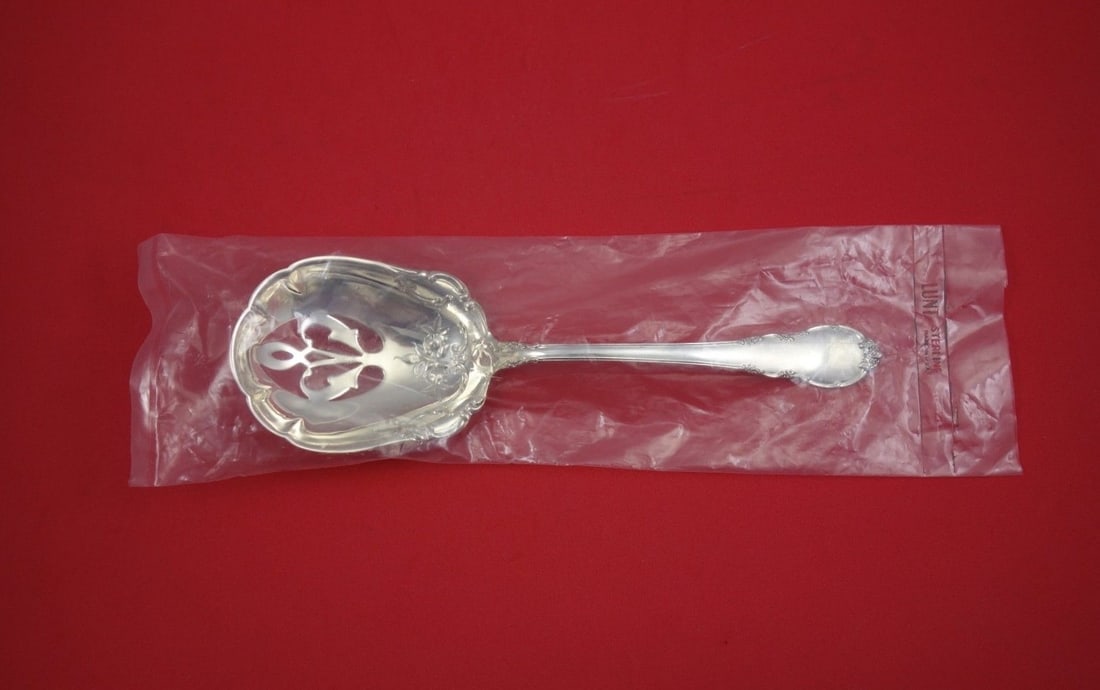 Lunt Sterling Silver Modern Victoria Pea Spoon 9 Inch New: Lunt Sterling Silver Modern Victoria Pea Spoon 9 Inch New This Modern Victoria pea spoon by Lunt is crafted from high-quality sterling silver and measures 9 inches in length. Featuring the elegant Mod
