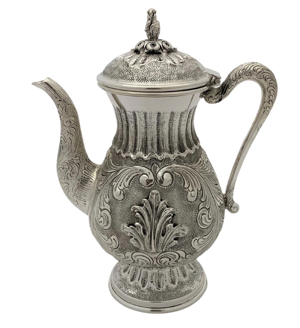 925 Sterling Silver Chased Leaf Oil Pitcher Matte Shiny Finish: 925 Sterling Silver Chased Leaf Oil Pitcher Matte Shiny Finish This fine oil pitcher is crafted from 925 sterling silver and originates from Turkiye. It features intricate handmade chased leaf appliqu