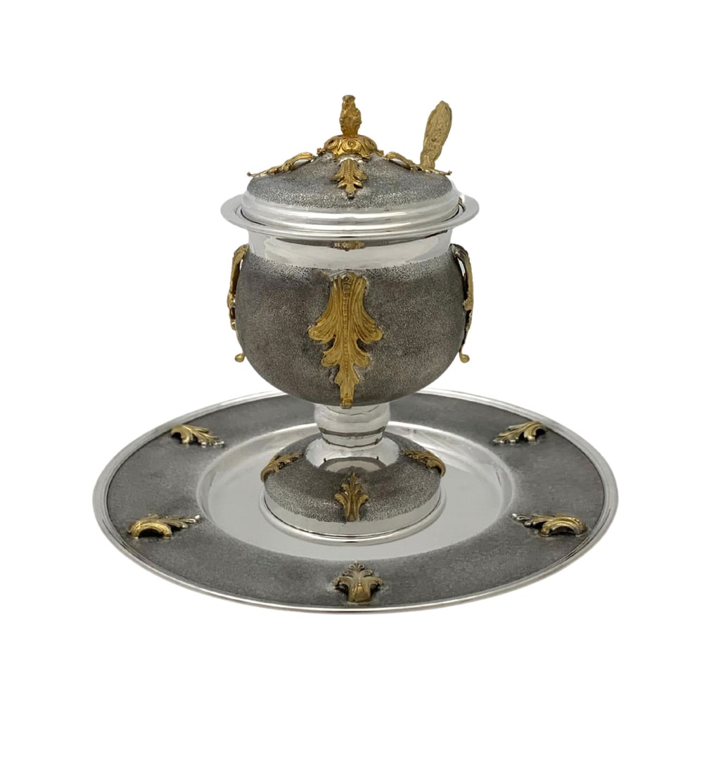 Handmade 925 Sterling Silver Gilded Honey Dish Tray Set: Handmade 925 Sterling Silver Gilded Honey Dish Tray Set This exquisite honey dish and tray set is crafted from fine 925 sterling silver and features a gilded glass insert. The design showcases intrica
