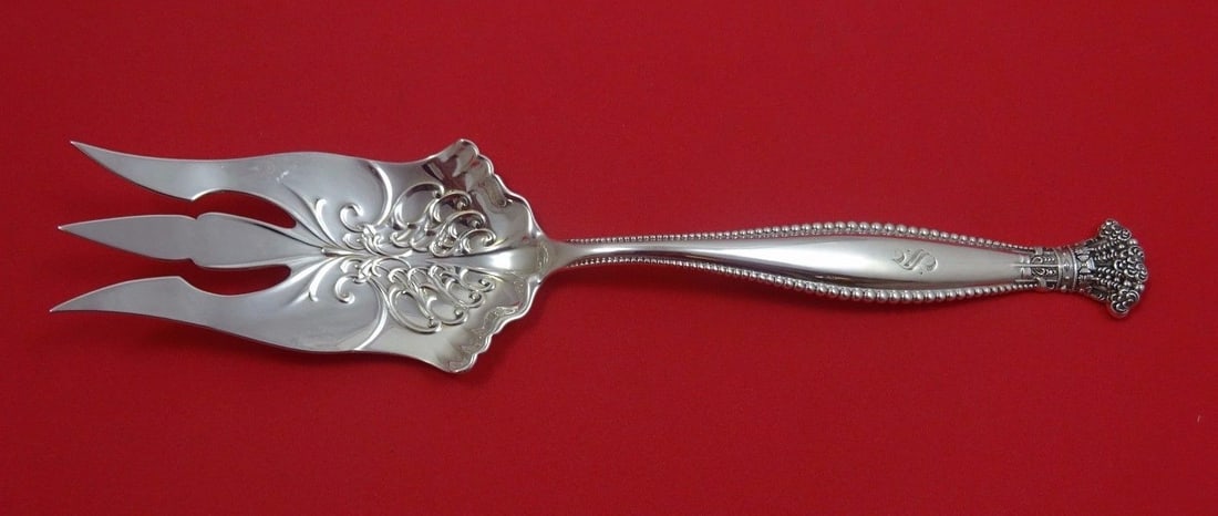 Shiebler Sandringham Sterling Silver Serving Fork 3-Tine 9 5/8": Shiebler Sandringham Sterling Silver Serving Fork 3-Tine 9 5/8" This exquisite Sandringham pattern serving fork by Shiebler features a classic 3-tine design, measuring 9 5/8 inches in length. Crafted 
