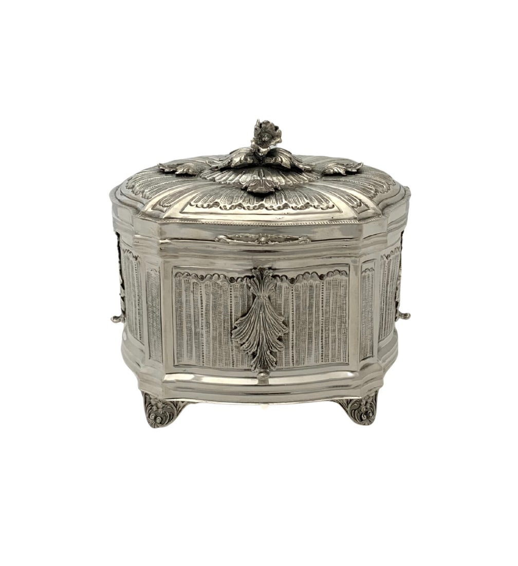 Handmade 925 Sterling Silver Floral Leaf Applique Esrog Box 6x6.25: Handmade 925 Sterling Silver Floral Leaf Applique Esrog Box 6x6.25 This exquisite Esrog box is crafted from fine 925 sterling silver with a stunning handmade leaf applique and ornate floral swirl desi