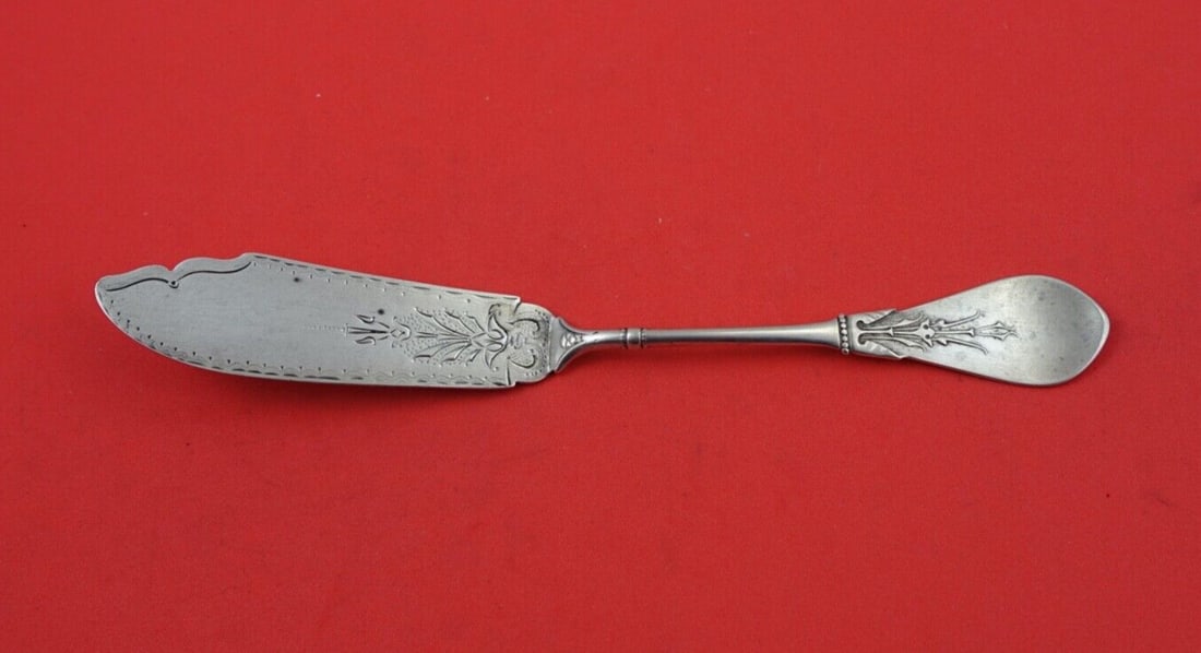 Gorham New Tipt Sterling Silver Master Butter Knife Brite-Cut 7 5/8": Gorham New Tipt Sterling Silver Master Butter Knife Brite-Cut 7 5/8" This exquisite butter knife features a flat handle crafted from sterling silver in the elegant New Tipt pattern by Gorham. Measurin