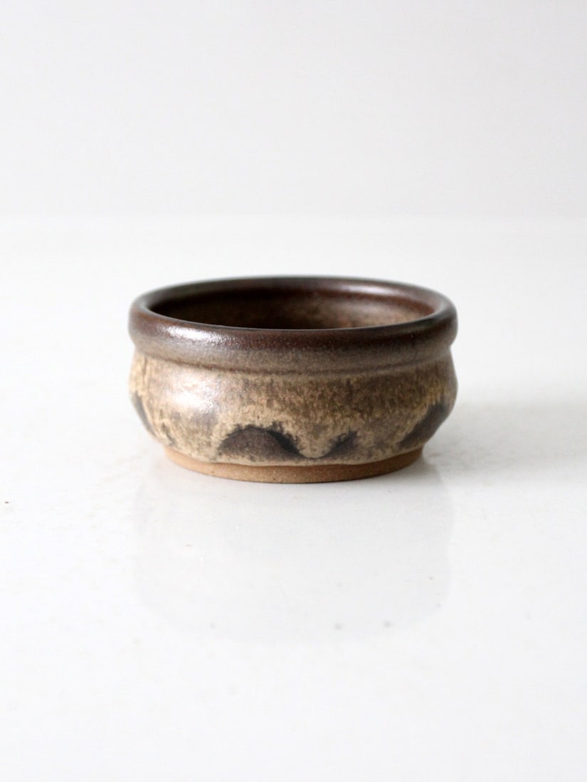 Signed 1984 Handmade Studio Pottery Brown Glaze Bowl: Signed 1984 Handmade Studio Pottery Brown Glaze Bowl This vintage studio pottery bowl, signed and dated 1984, showcases a beautiful earthy brown glaze with a mottled finish and a striking dark rim. It