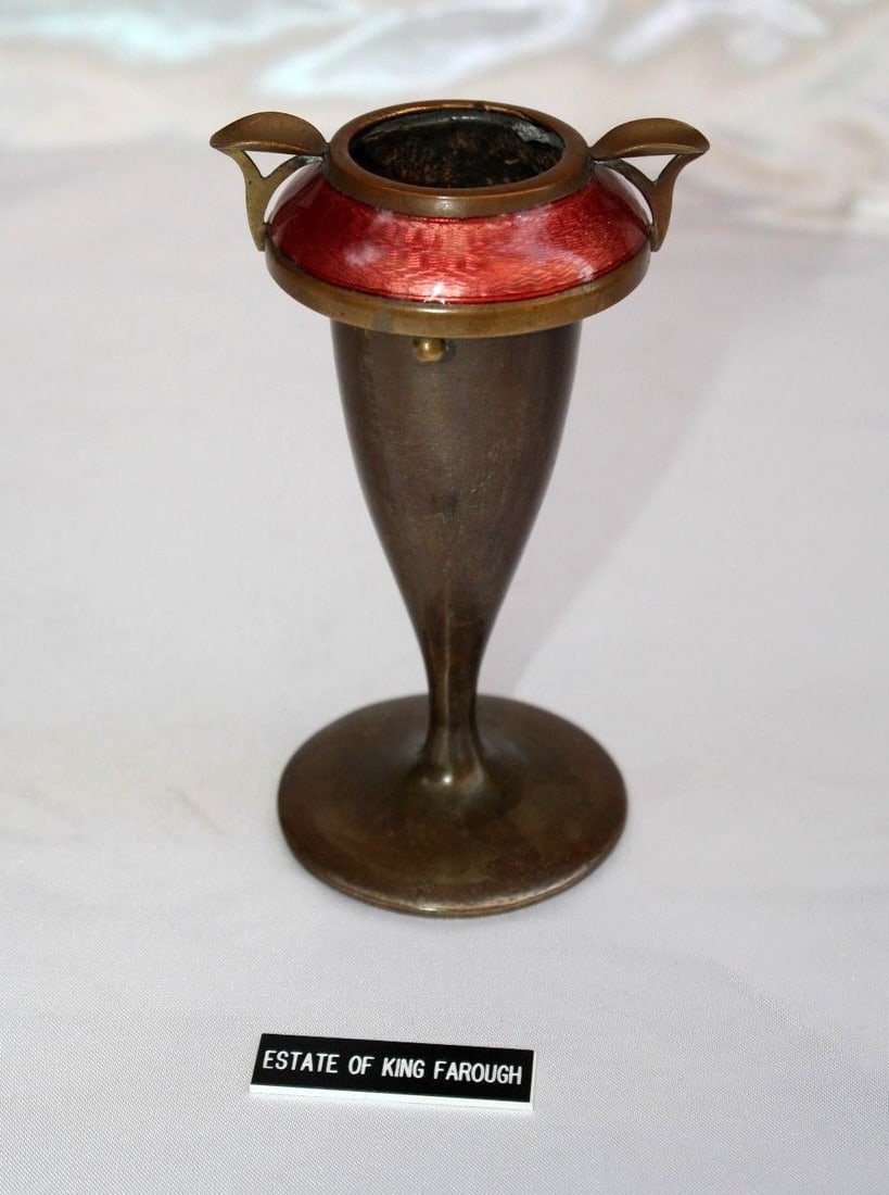 1900s French Enameled Bronze Ashtray King Farouk Estate: 1900s French Enameled Bronze Ashtray King Farouk Estate Discover a remarkable piece of history with this 1900's French enameled bronze ashtray, originating from the estate of the late King Farouk of E