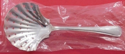 Buccellati Old Italian Sterling Silver Serving Pea Spoon 8 1/2 in: Buccellati Old Italian Sterling Silver Serving Pea Spoon 8 1/2 in A serving spoon in the Old Italian pattern by Buccellati, made of sterling silver and featuring a shell bowl. It measures 8 1/2 inches