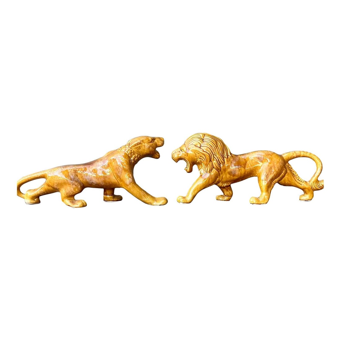 Pair of Vintage Glazed Ceramic Lion and Lioness Sculptures in Mustard Amber Set of 2: Pair of Vintage Glazed Ceramic Lion and Lioness Sculptures in Mustard Amber Set of 2 This set of two vintage ceramic lion sculptures features a male and a lioness, each finished in a rich, high-gloss 