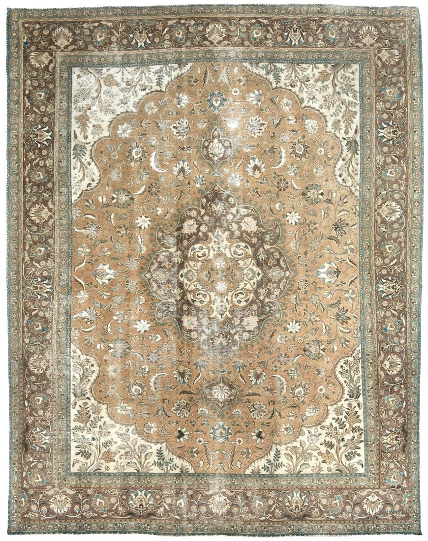 Vintage Floral Medallion Hand-Knotted Wool Rug 9'10 x 12'10: Vintage Floral Medallion Hand-Knotted Wool Rug 9'10 x 12'10 This exquisite semi-antique vintage oriental rug features a stunning floral medallion design, perfect for enhancing the charm of any room. H