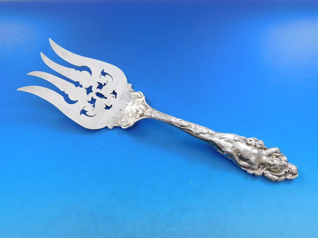 Reed and Barton Love Disarmed Sterling Silver Fish Serving Fork 10 3/4": Reed and Barton Love Disarmed Sterling Silver Fish Serving Fork 10 3/4" Elevate your dining experience with this exquisite serving fork from the Love Disarmed pattern by Reed and Barton. Crafted from 