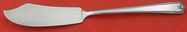 Lunt Colonial Manor Sterling Silver Master Butter Knife 7 1/8": Lunt Colonial Manor Sterling Silver Master Butter Knife 7 1/8" This exquisite Colonial Manor Master Butter Knife by Lunt is crafted from high-quality sterling silver. Measuring 7 1/8 inches, it featur