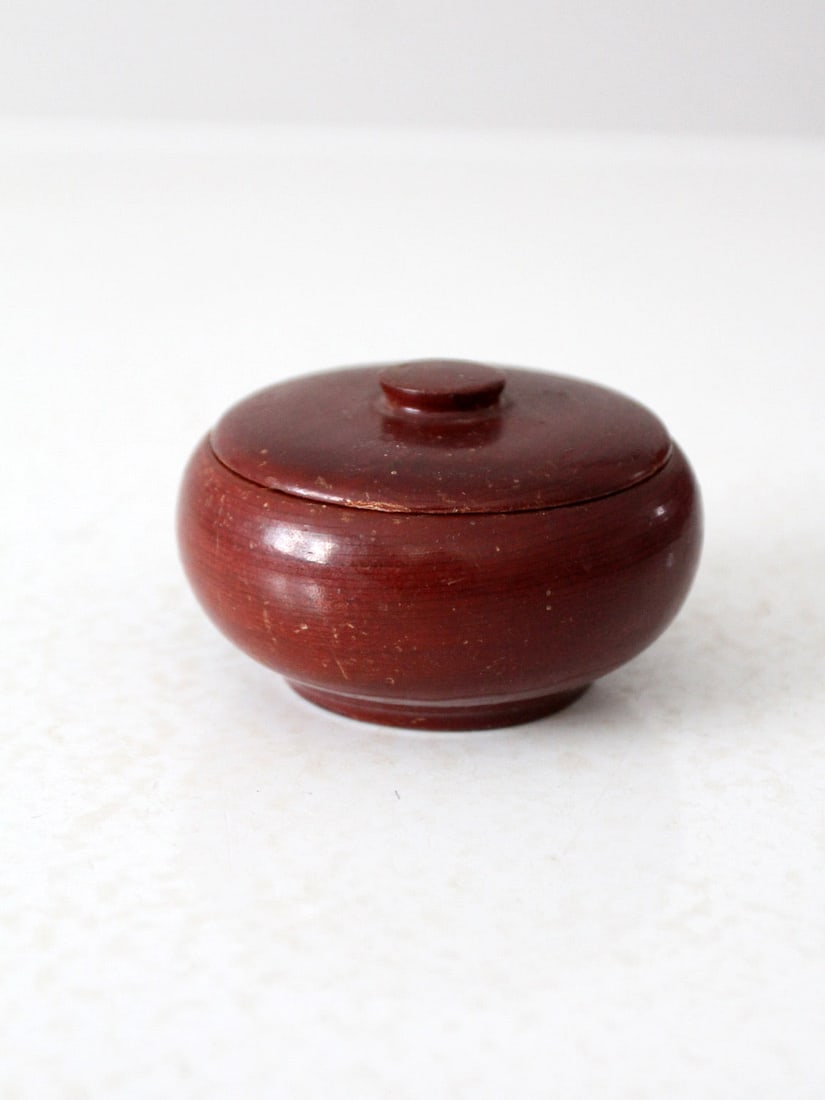 Vintage California Redwood Round Box for Jewelry and Keepsakes: Vintage California Redwood Round Box for Jewelry and Keepsakes This vintage California redwood box showcases a warm finish and a classic round design, complete with a fitted lid. Its compact size is p