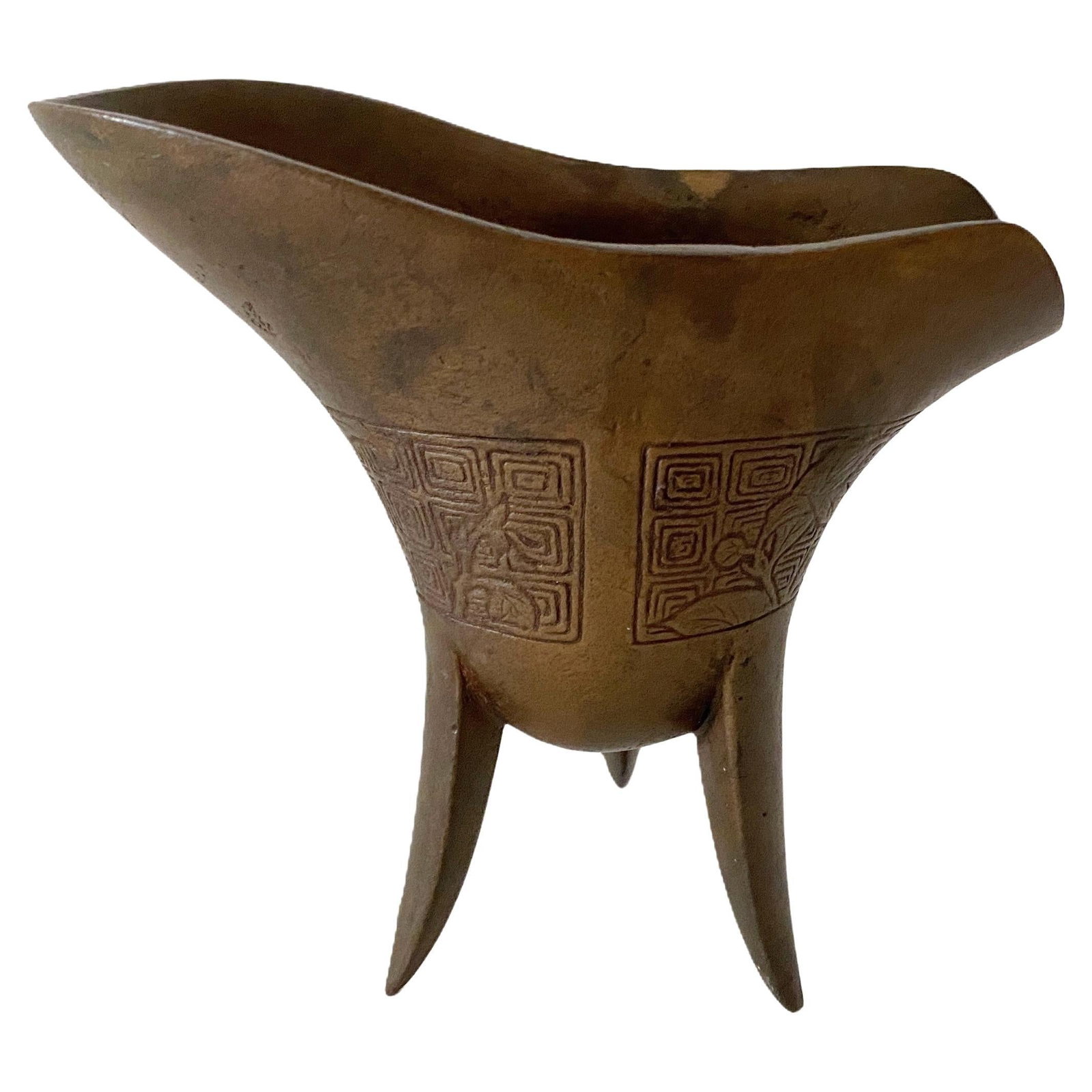 Chinese Bronze Jue Wine Vessel with Honorific Mark Archaistic Design: Chinese Bronze Jue Wine Vessel with Honorific Mark Archaistic Design This exquisite Chinese bronze ritual wine vessel, known as a jue, showcases an elegant archaistic design that dates from the 20th c