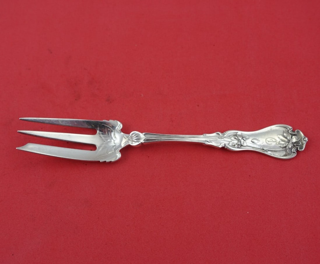 Whiting Violet Sterling Silver 3-Tine Serving Fork with Leaf Design 6": Whiting Violet Sterling Silver 3-Tine Serving Fork with Leaf Design 6" This exquisite serving fork is part of the 'Violet' pattern by Whiting, crafted from high-quality sterling silver. Featuring a ch