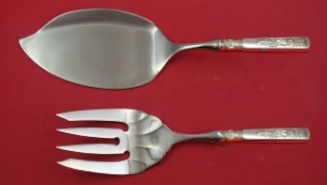 Gorham Fontainebleau Sterling Silver 2pc Salmon Serving Set: Gorham Fontainebleau Sterling Silver 2pc Salmon Serving Set Elevate your dining experience with the Fontainebleau Salmon Set by Gorham. This exquisite 2-piece serving set is crafted from high-quality 