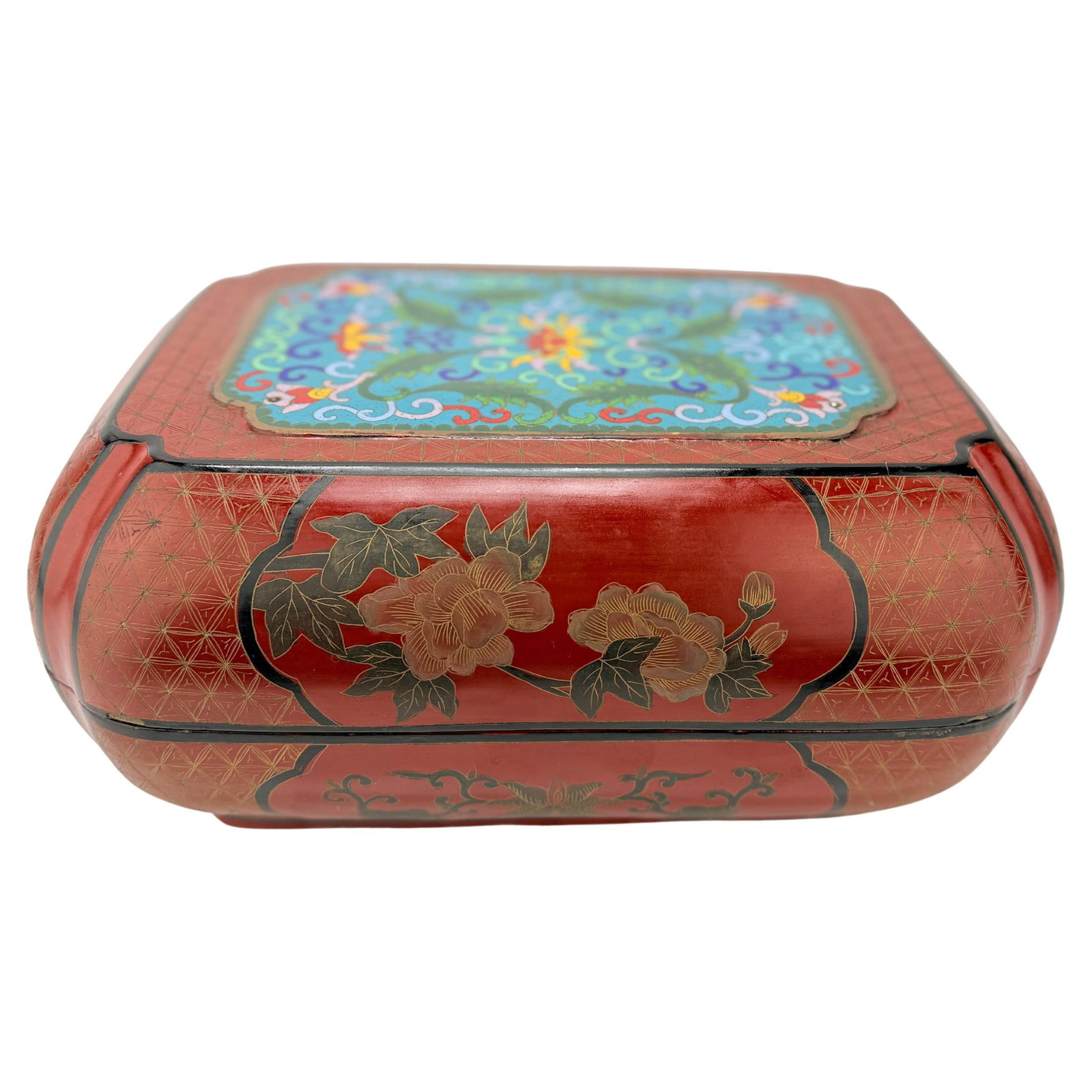 Chinese Export Cloisonne Lacquer Box with Floral Motifs 20th Century: Chinese Export Cloisonne Lacquer Box with Floral Motifs 20th Century This exquisite Chinese cloisonne lacquer box is a stunning blend of traditional craftsmanship and vibrant artistry. The box feature