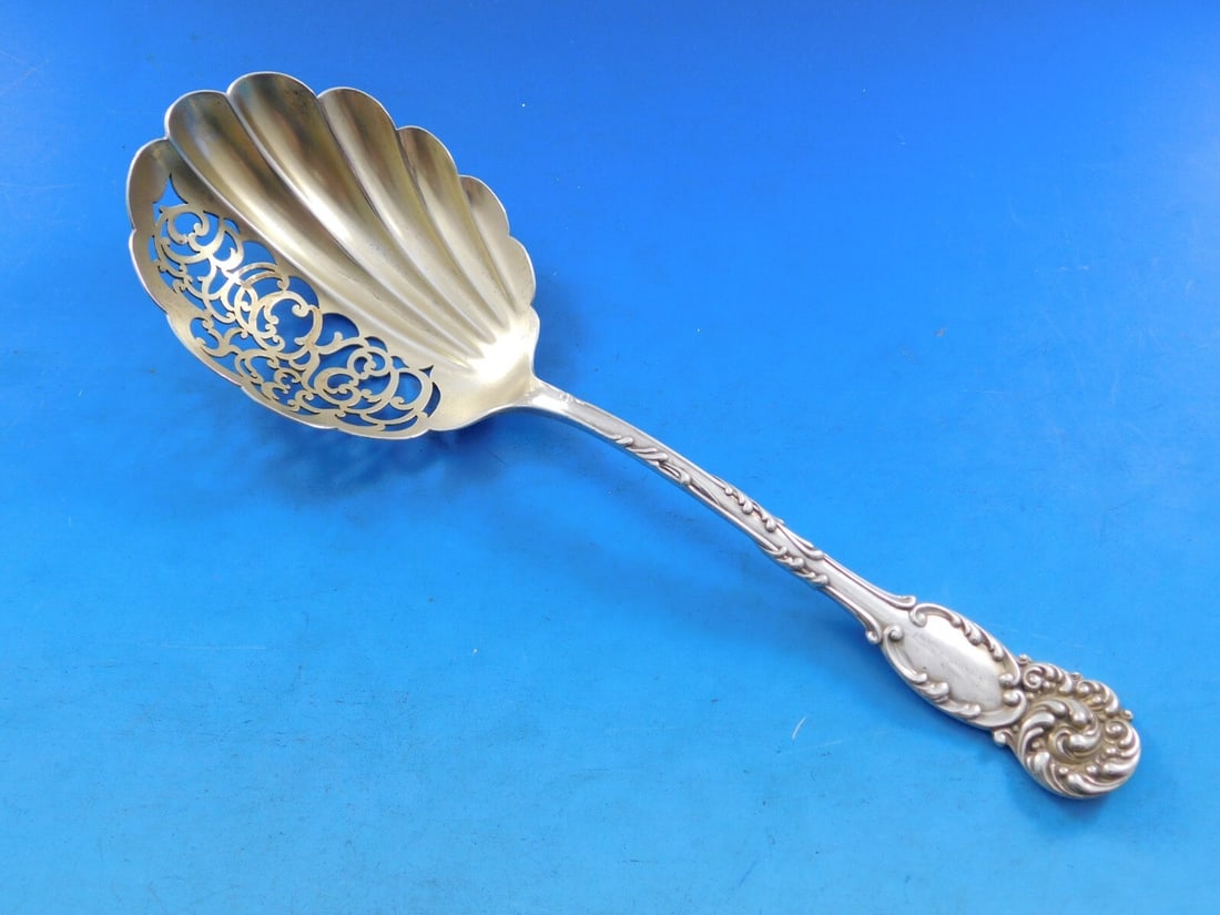 Reed and Barton La Reine Sterling Silver Ice Spoon 8 3/4 Cracked Ice Design: Reed and Barton La Reine Sterling Silver Ice Spoon 8 3/4 Cracked Ice Design Discover the exquisite La Reine ice spoon by Reed and Barton, crafted from high-quality sterling silver. This unique piece f