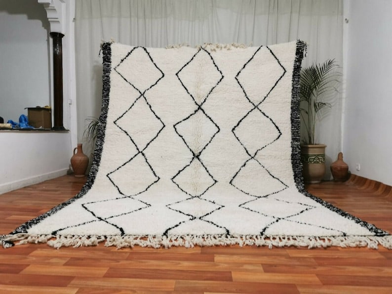 Handwoven White Authentic Rug with Black Geometric Pattern: Handwoven White Authentic Rug with Black Geometric Pattern This stunning white authentic rug features a striking black geometric pattern, expertly handwoven by local Berber women weavers in the Atlas 