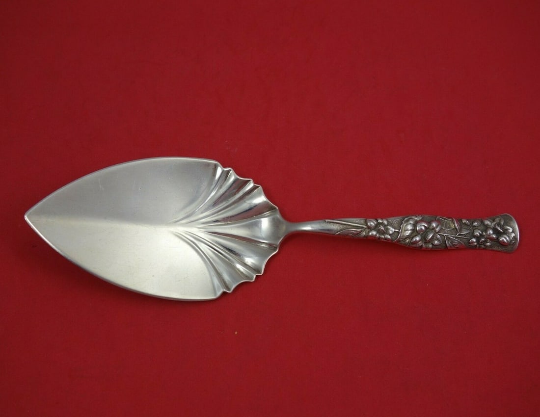 Shiebler Flora Sterling Silver Pie Server Orange Blossom 8 7/8": Shiebler Flora Sterling Silver Pie Server Orange Blossom 8 7/8" This exquisite pie server is part of the Flora pattern by Shiebler, crafted from sterling silver. Featuring an elegant fluted design ado