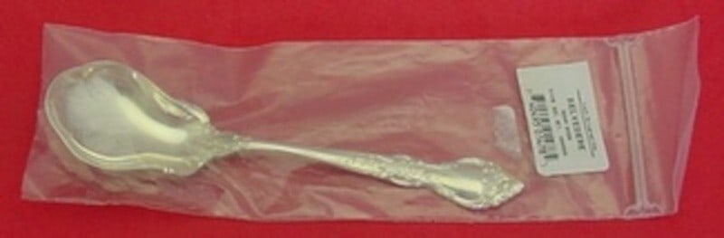Lunt Belvedere Sterling Silver Sugar Spoon 6.25" New: Lunt Belvedere Sterling Silver Sugar Spoon 6.25" New Introducing the Belvedere sugar spoon from Lunt, crafted in exquisite sterling silver. This elegant serving spoon measures 6 1/4" and features the 