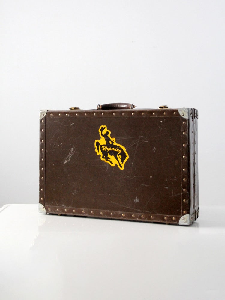 Western Americana Travel Case with Wyoming Bucking Horse Decal: Western Americana Travel Case with Wyoming Bucking Horse Decal Vintage mid-century travel case with a Wyoming bucking horse decal and a classic Western Americana look. The case features sturdy wood-an