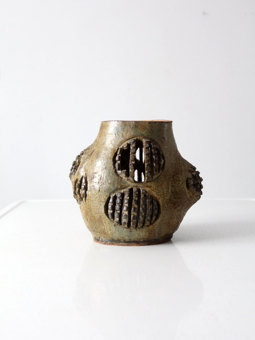 Signed Vintage Studio Pottery Vase Abstract Olive Green Glaze: Signed Vintage Studio Pottery Vase Abstract Olive Green Glaze This vintage studio pottery vase showcases a unique hand-crafted free form design, featuring a striking abstract pattern adorned with a ri