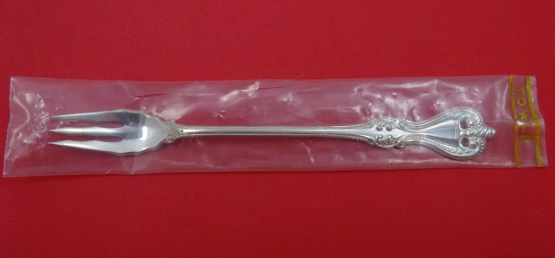 Towle Old Colonial Sterling Silver 6 Inch Cocktail Fork: Towle Old Colonial Sterling Silver 6 Inch Cocktail Fork Towle Old Colonial sterling silver cocktail fork measuring 6 inches. It is new in factory sleeve and in unused condition. The piece is not monog