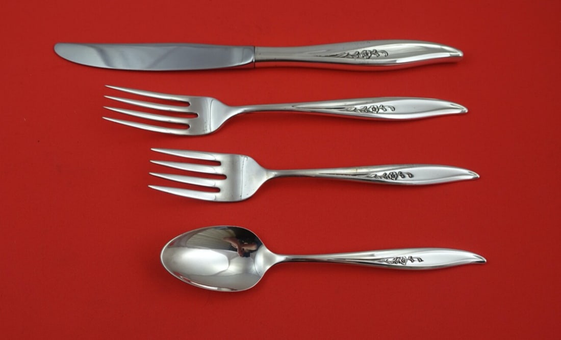 Oneida Twilight Sterling Silver 4-Piece Place Setting: Oneida Twilight Sterling Silver 4-Piece Place Setting Enhance your dining experience with this exquisite 4-piece place setting from Oneida's Twilight pattern, crafted in sterling silver. This regular 