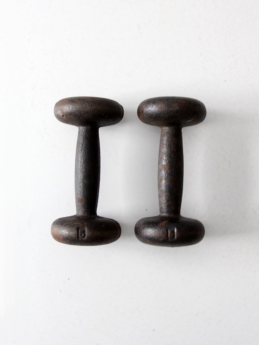 Vintage 5 Lb Black Metal Hand Weights Pair: Vintage 5 Lb Black Metal Hand Weights Pair This pair of vintage hand weights is perfect for fitness enthusiasts and collectors alike. Each weight is made of sturdy black metal, featuring a classic des