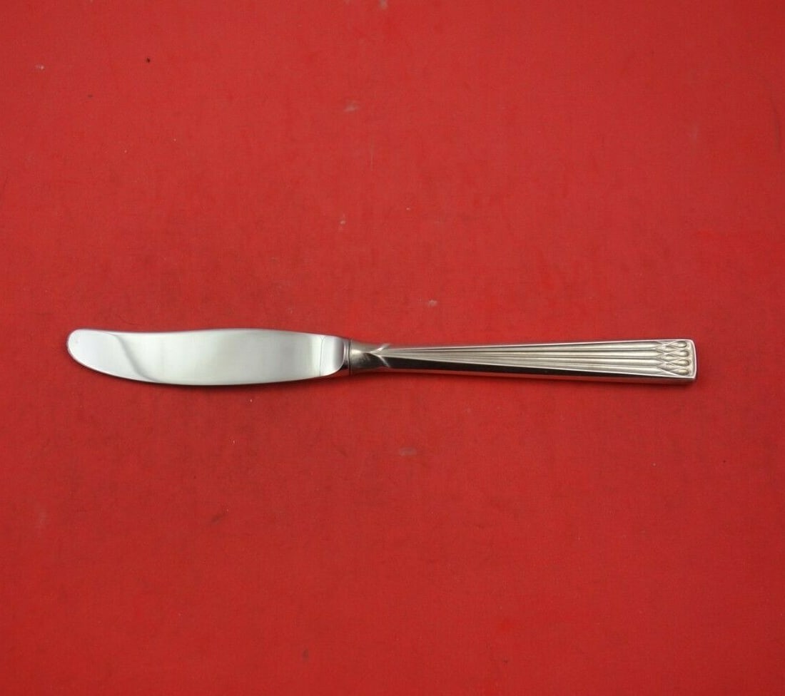 Th. Marthinsen Arvesolv .830 Silver Luncheon Knife 7 3/4": Th. Marthinsen Arvesolv .830 Silver Luncheon Knife 7 3/4" This exquisite luncheon knife features the Arvesolv pattern, also known as Heirloom, crafted by the renowned Norwegian silversmith Th. Marthin