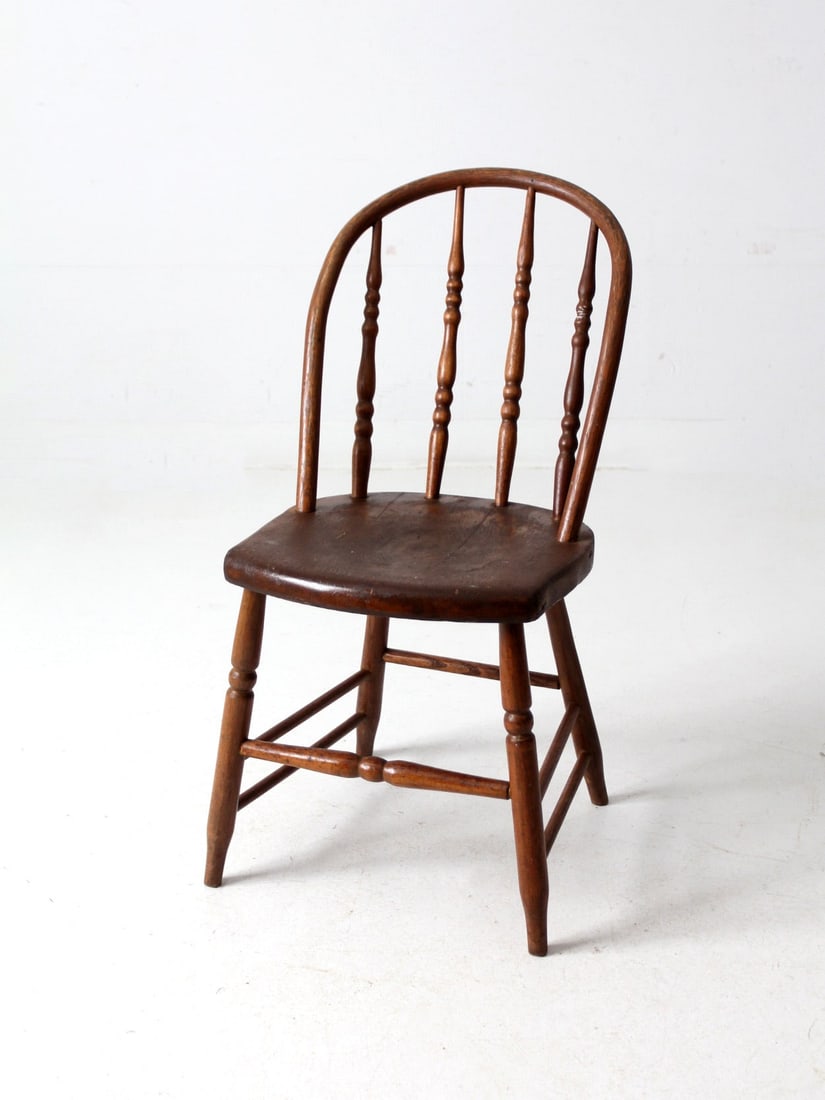 Vintage Windsor Bow-Back Dining Chair Elegant Wood Design: Vintage Windsor Bow-Back Dining Chair Elegant Wood Design This Antique Windsor Bow-Back Dining Chair is a timeless classic that enhances any traditional or rustic decor. It features an elegant bow-bac