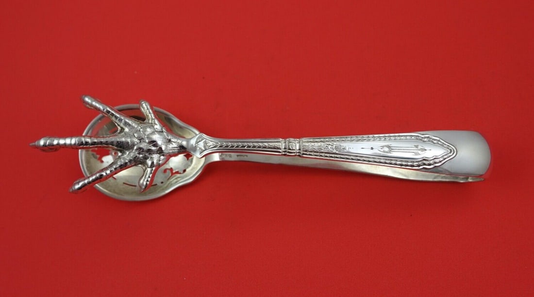 Sterling Silver Ice Tong Reed Barton Oxford Eagle Claw 7 1/2: Sterling Silver Ice Tong Reed Barton Oxford Eagle Claw 7 1/2 A Reed & Barton Oxford sterling silver ice tong featuring a realistic eagle claw design. The piece measures 7 1/2 inches and is monogrammed