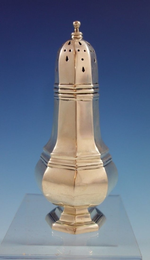 P.W. Ellis Sterling Silver Sugar Shaker 1938 6.25in x 2in: P.W. Ellis Sterling Silver Sugar Shaker 1938 6.25in x 2in This exquisite sugar shaker by P.W. Ellis is crafted from sterling silver, showcasing exceptional quality and craftsmanship. Standing at 6 1/4