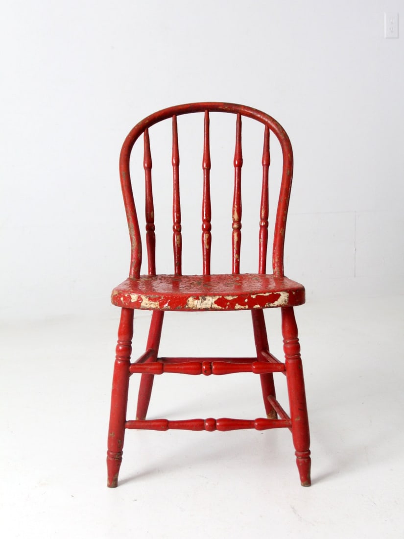 Charming Antique Red Bow Back Windsor Chair: Charming Antique Red Bow Back Windsor Chair Discover this charming Antique Red Spindle Back Chair, a classic piece reminiscent of farmhouse dining aesthetics. This bow back Windsor chair features a be