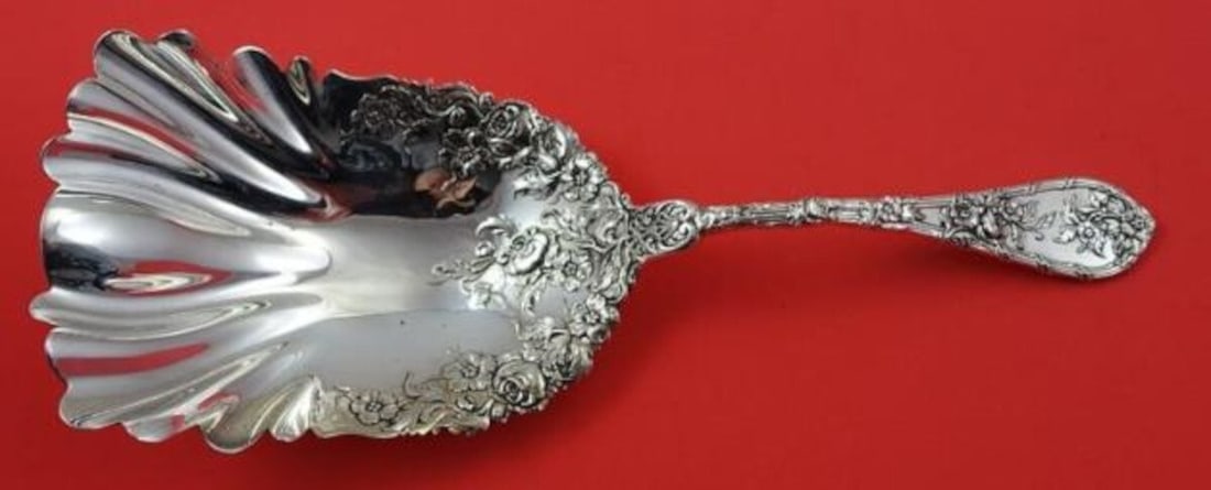 Durgin Dauphin Sterling Silver Cracker Scoop 8 5/8" Floral Motif: Durgin Dauphin Sterling Silver Cracker Scoop 8 5/8" Floral Motif Introducing the exquisite Dauphin Cracker Scoop by Durgin-Gorham, crafted from sterling silver and measuring 8 5/8". This stunning serv