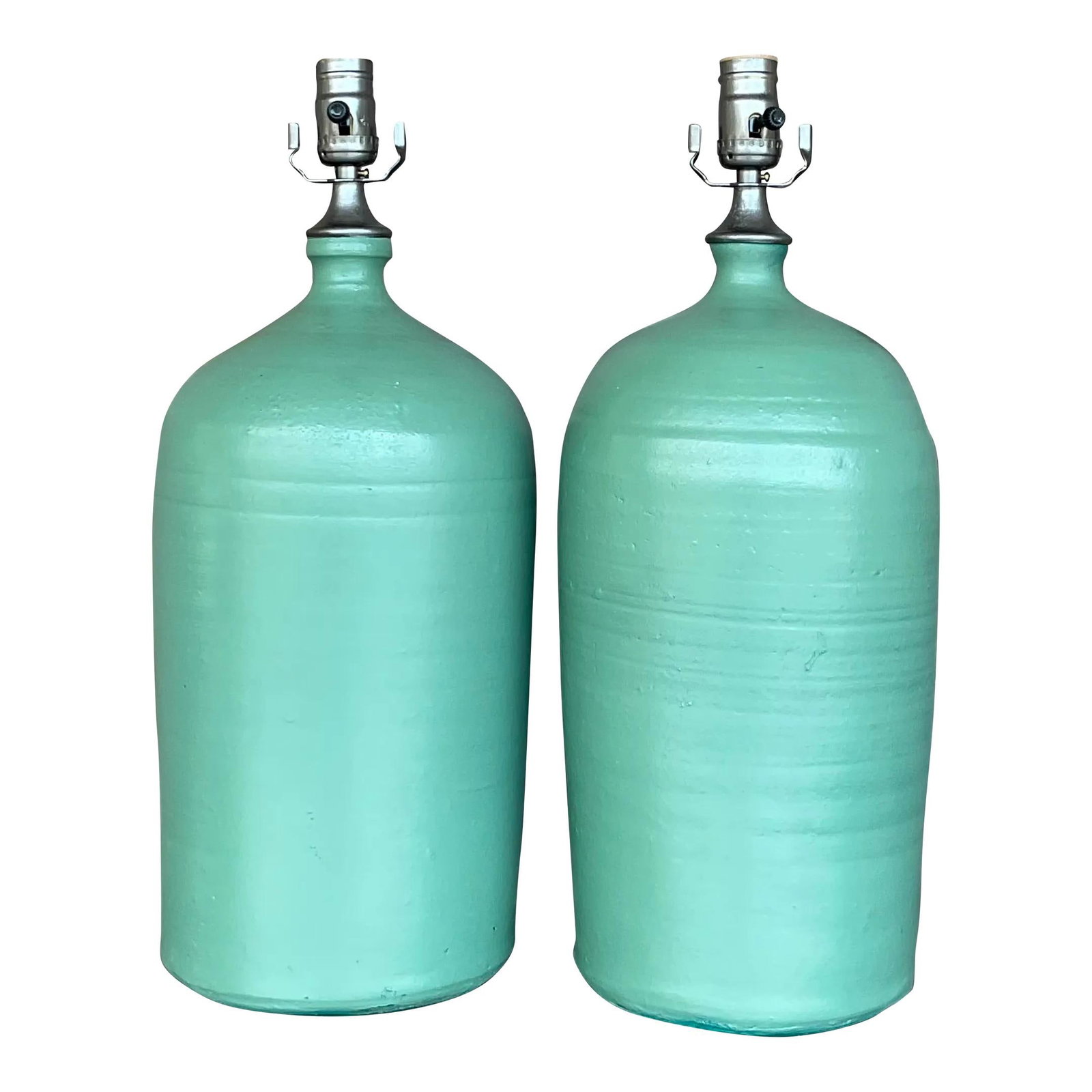 Chic Vintage Boho Emerald Ceramic Lamps Pair with Matte Finish: Chic Vintage Boho Emerald Ceramic Lamps Pair with Matte Finish Illuminate your space with this stunning pair of vintage Boho table lamps. Each lamp features a chic emerald green studio pottery vessel,