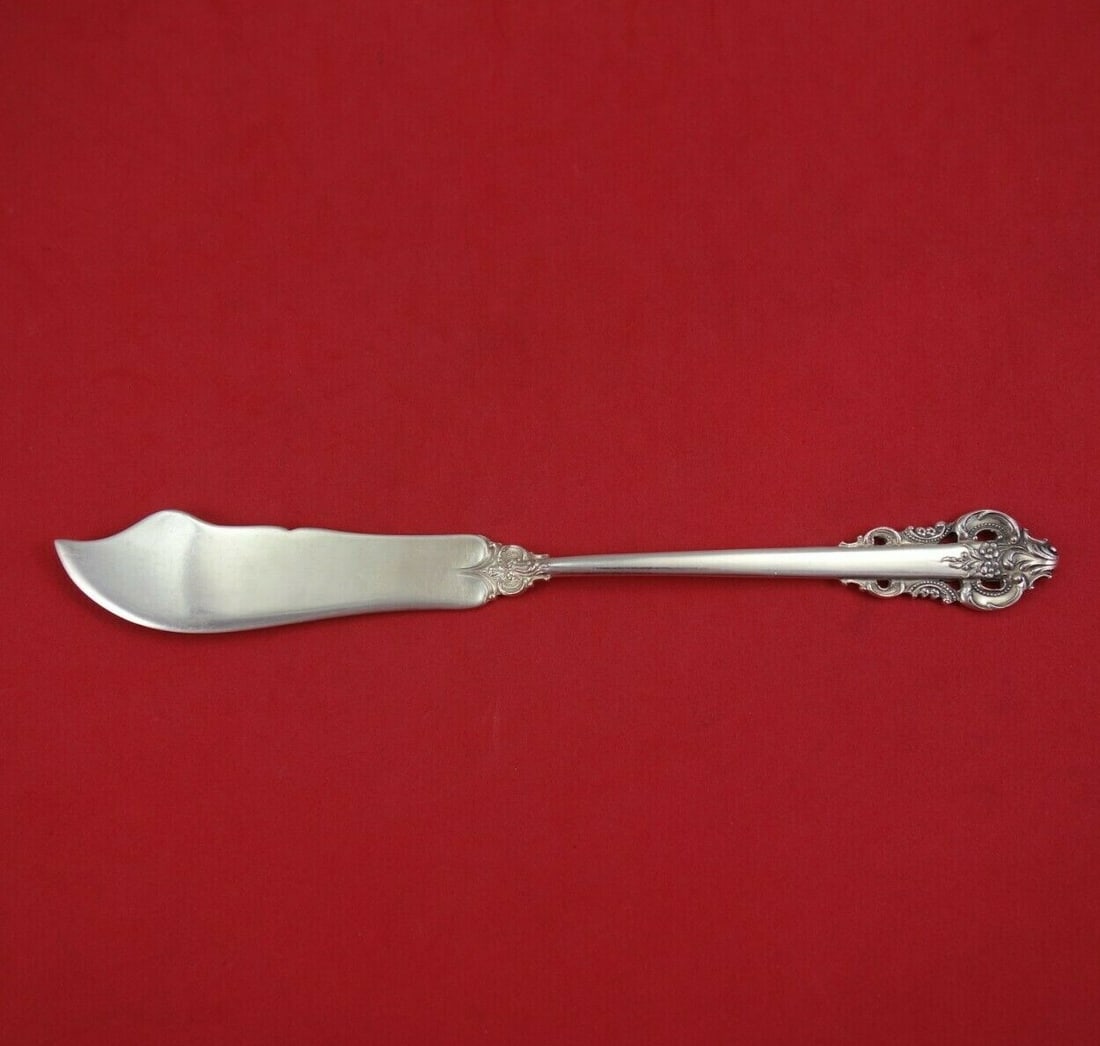 Camusso Grande Monarch Sterling Silver Fish Knife 8 1/4": Camusso Grande Monarch Sterling Silver Fish Knife 8 1/4" Presenting the Grande Monarch Fish Knife by Camusso, a stunning example of Peruvian craftsmanship. This exquisite knife features a hollow handl
