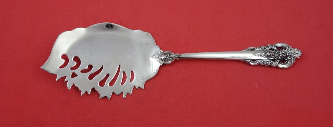 Wallace Grande Baroque Sterling Silver Macaroni Server 10 5/8": Wallace Grande Baroque Sterling Silver Macaroni Server 10 5/8" This exquisite macaroni server is part of the Grande Baroque pattern by Wallace, featuring elegant gold accents. Crafted from high-qualit