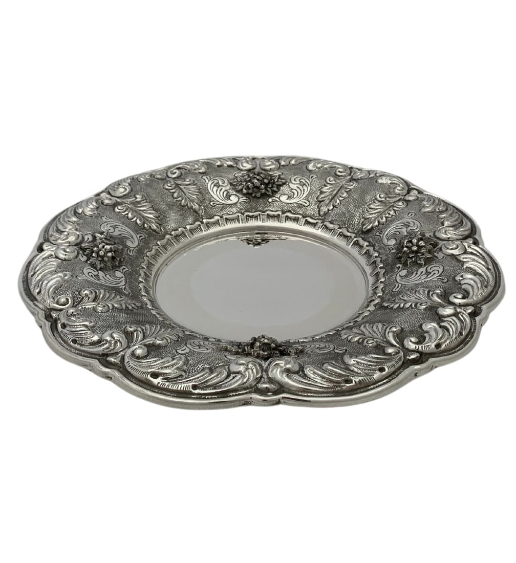 925 Sterling Silver Round Tray with Floral Leaf Applique Design: 925 Sterling Silver Round Tray with Floral Leaf Applique Design This exquisite 925 Sterling Silver handmade plate tray showcases intricate floral and leaf applique designs with ornate swirls. Crafted 