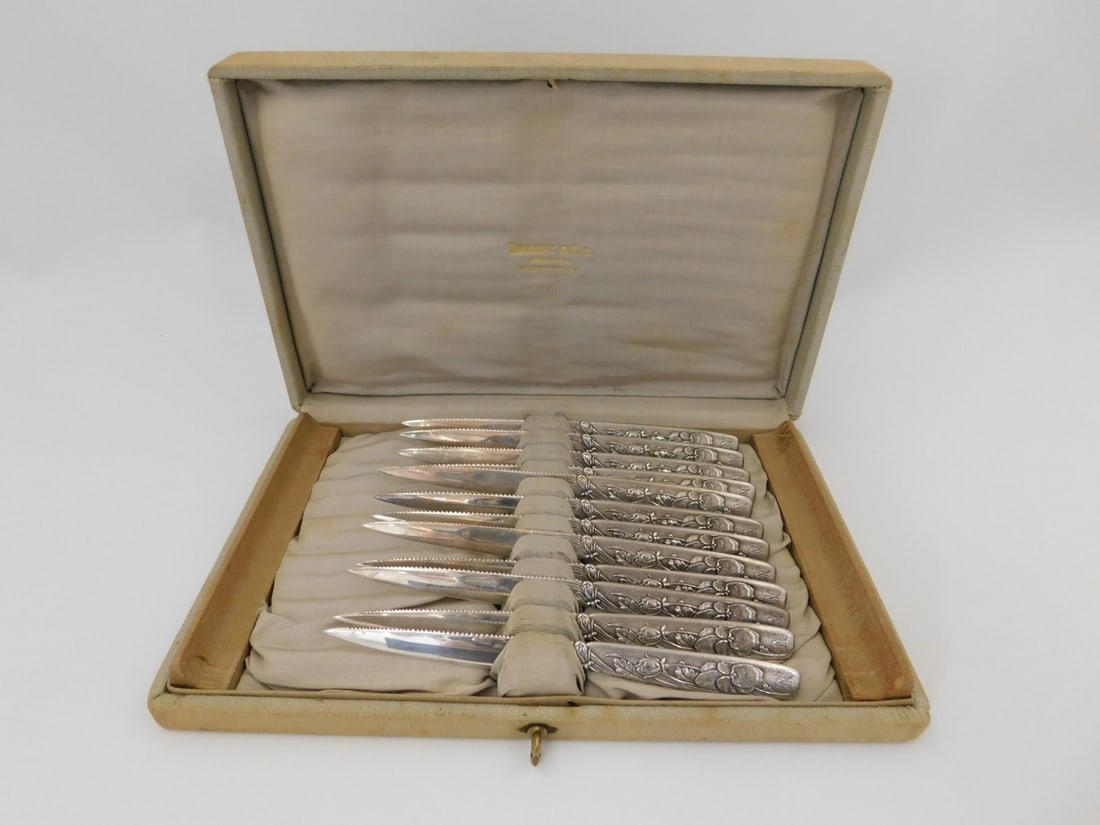 Tiffany & Co. Vine Sterling Silver Fruit Knife Set 12 Pieces Serrated Original Box: Tiffany & Co. Vine Sterling Silver Fruit Knife Set 12 Pieces Serrated Original Box Discover the elegance of the "Vine" pattern by Tiffany & Co. with this exquisite sterling silver fruit knife set. Thi