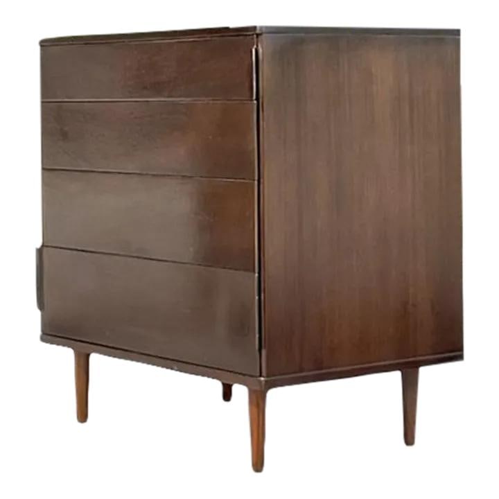Edward Wormley Dunbar Mid-Century Modern Chest of Drawers: Edward Wormley Dunbar Mid-Century Modern Chest of Drawers Discover this Vintage Edward Wormley chest of drawers for Dunbar, an iconic piece of Mid-Century Modern design. Crafted with a focus on timele