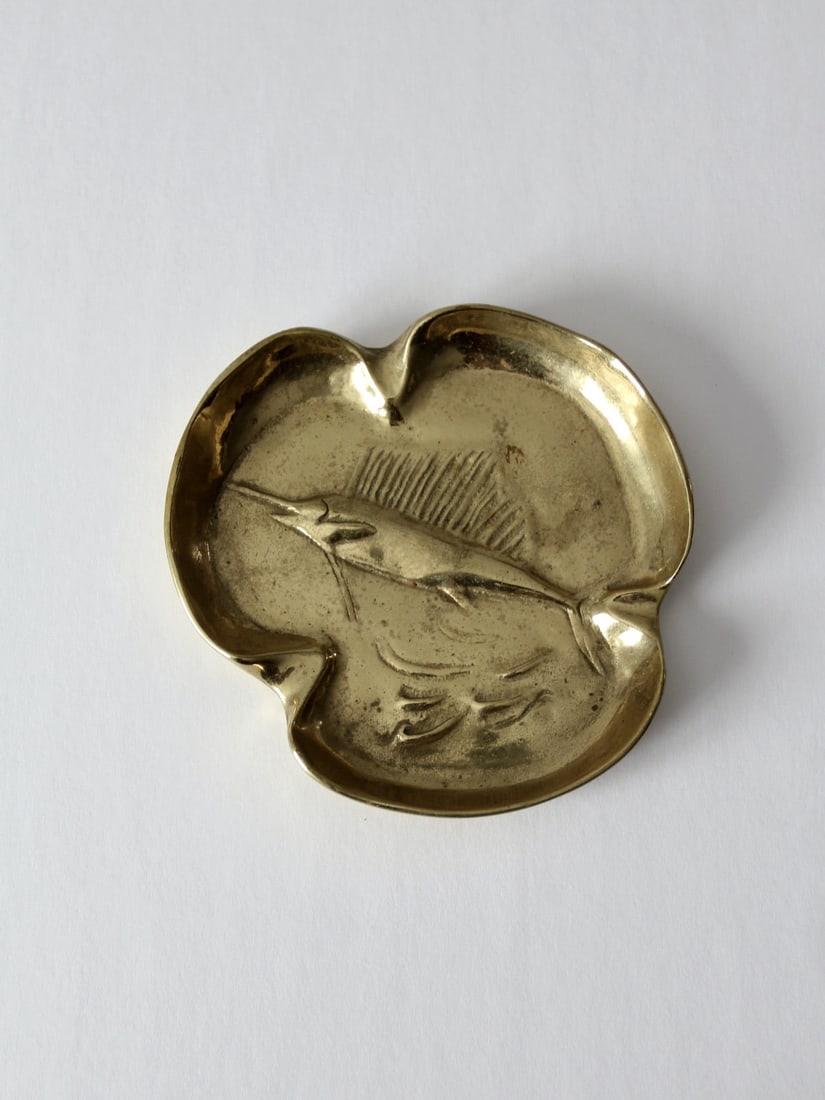 Vintage Virginia Metalworks Brass Marlin Ashtray 5.75 Inch: Vintage Virginia Metalworks Brass Marlin Ashtray 5.75 Inch This vintage brass ashtray from Virginia Metalworks showcases a striking central design of a marlin or sailfish, making it a unique addition 