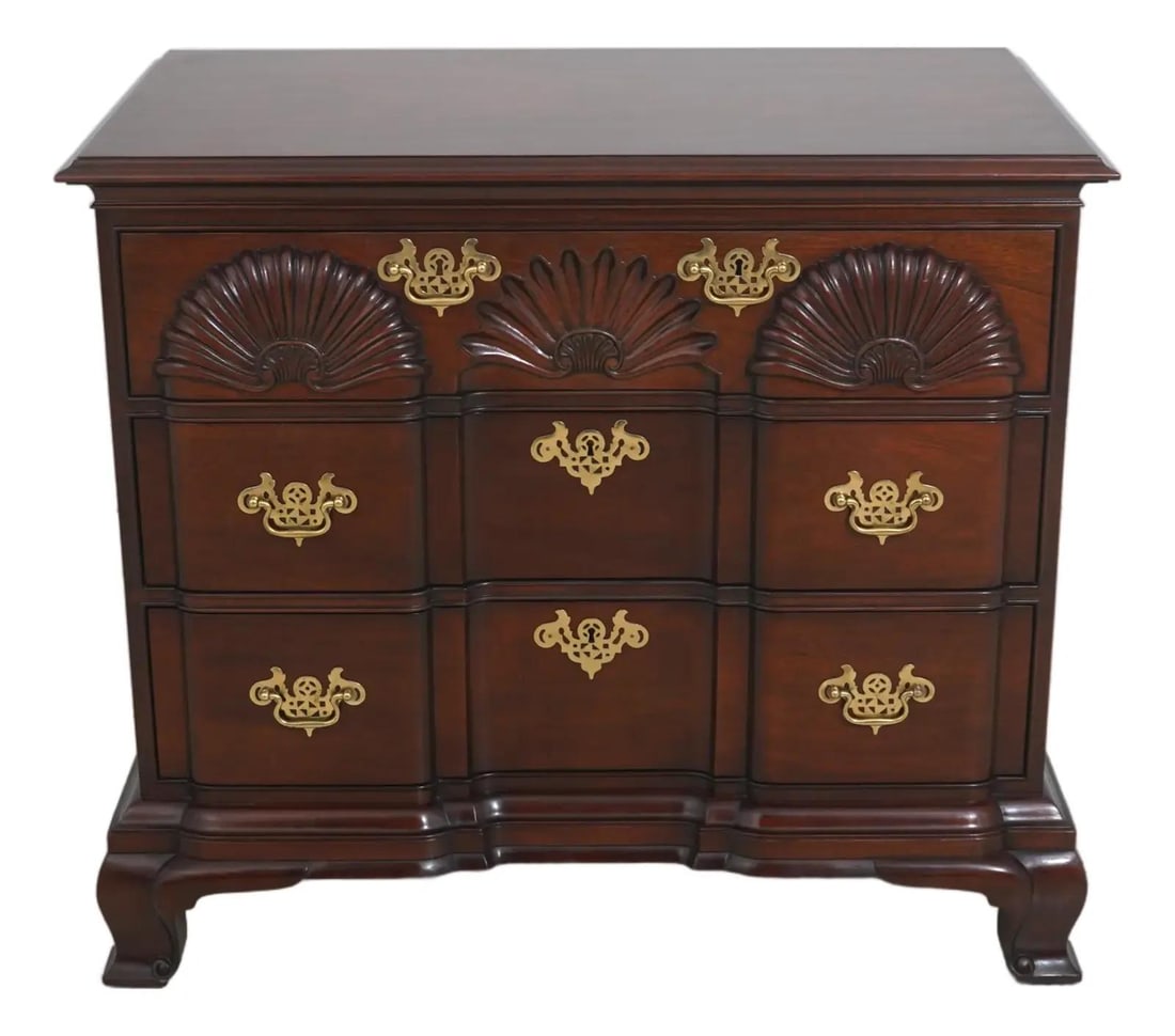 Mahogany Blockfront Chest Oxford Finish Chippendale Shell Carved Drawer: Mahogany Blockfront Chest Oxford Finish Chippendale Shell Carved Drawer This Kindel Mahogany Newport Blockfront Chest features a classic Chippendale style with an 18th-century inspired design. Crafted