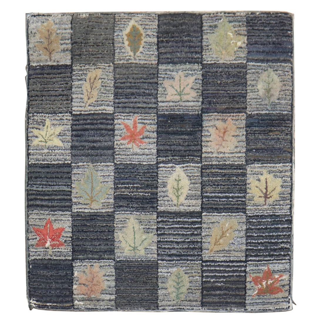 Mid 20th Century American Handmade Leaf Motif Hooked Scatter Rug 42 x 46 in: Mid 20th Century American Handmade Leaf Motif Hooked Scatter Rug 42 x 46 in Enhance your living space with this exquisite Floral Leaf Design American Hooked Scatter Rug, a delightful blend of country 