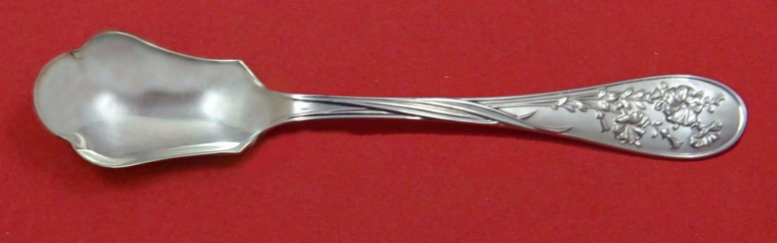 Lunt Quintessence Sterling Silver Relish Scoop Custom Made 5 3/4": Lunt Quintessence Sterling Silver Relish Scoop Custom Made 5 3/4" This exquisite relish scoop is a custom-made piece from the esteemed Quintessence pattern by Lunt. Crafted from high-quality sterling 