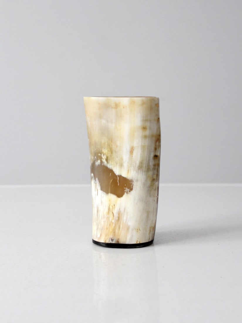Decorative Vintage Cow Horn Vase 7.5 Inch Natural Shape: Decorative Vintage Cow Horn Vase 7.5 Inch Natural Shape Enhance your home decor with this vintage decorative cow horn vase. Crafted from natural cow horn, this unique vase features a felt base, adding