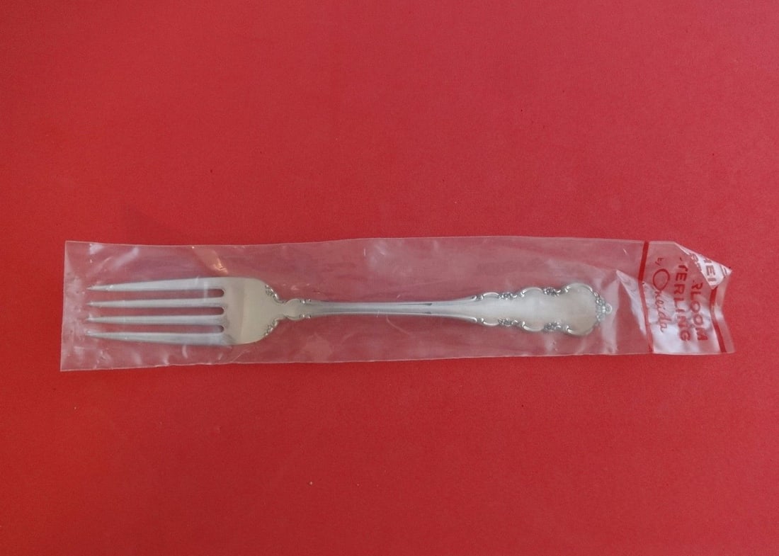 Oneida Martinique Sterling Silver 7 1/4 Inch Fork: Oneida Martinique Sterling Silver 7 1/4 Inch Fork This is a Oneida Martinique pattern regular fork crafted from sterling silver. Measuring 7 1/4 inches in length, the fork is unused and comes in its o