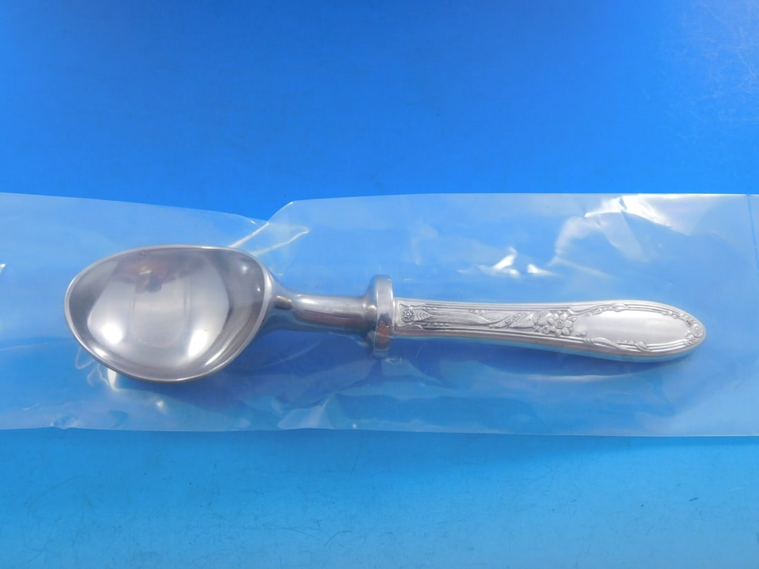 Oneida Virginian Sterling Silver Custom Ice Cream Scoop 7 3/4": Oneida Virginian Sterling Silver Custom Ice Cream Scoop 7 3/4" Introducing the Virginian Ice Cream Scoop by Oneida, a beautifully crafted serving tool made from sterling silver with a hollow handle an