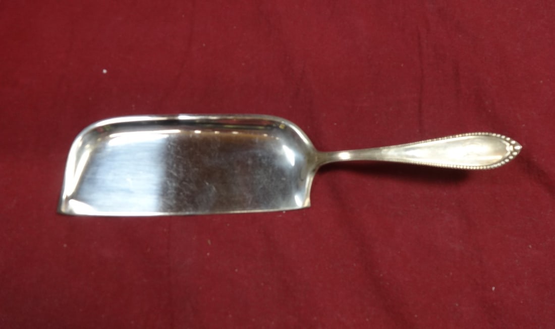 Gorham Virginia Sterling Silver Crumber 11.5 Inch Serving Piece: Gorham Virginia Sterling Silver Crumber 11.5 Inch Serving Piece This Virginia pattern crumber by Gorham is crafted from high-quality sterling silver and measures 11 1/2 inches in length. It showcases 