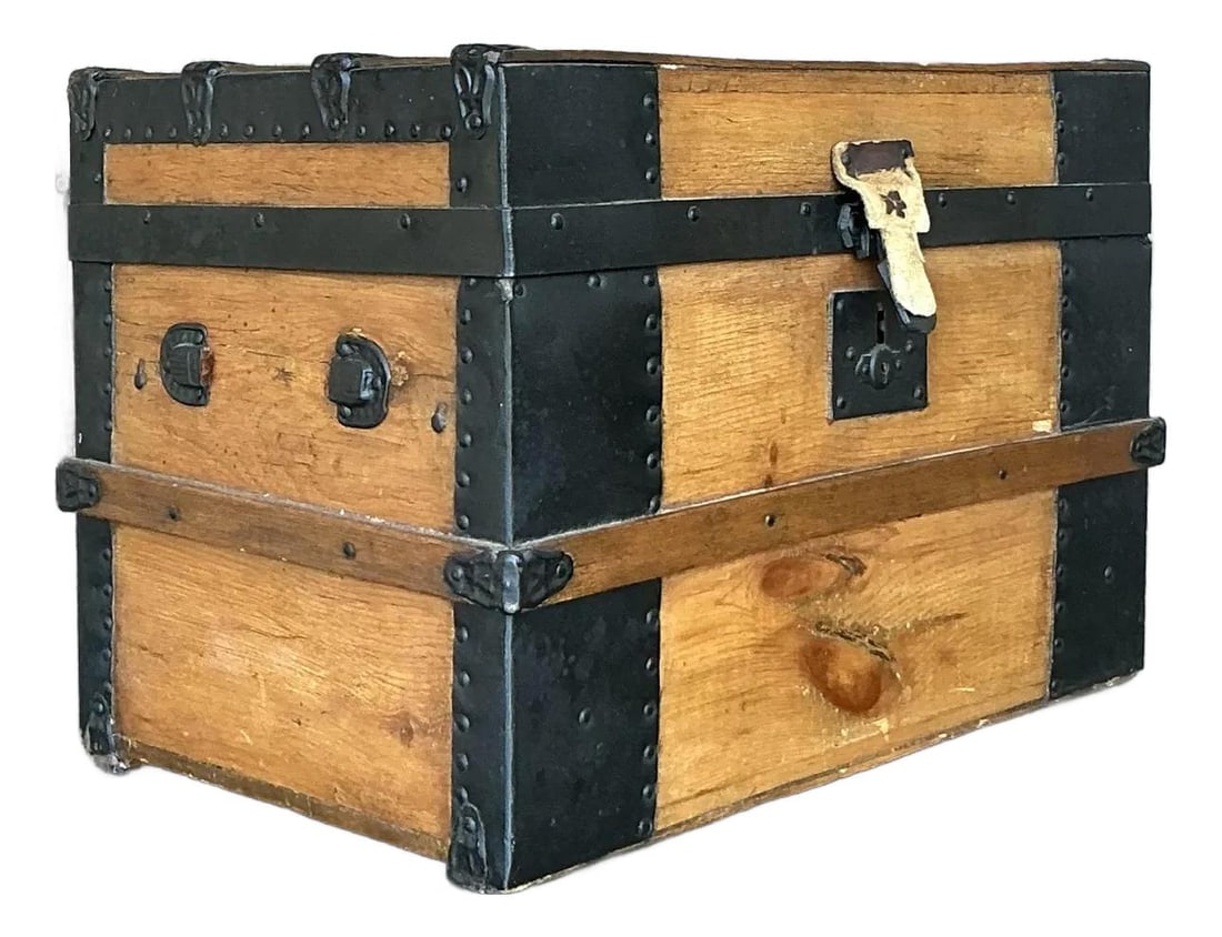Vintage 19th Century Boho Travel Trunk Rustic Wooden Storage: Vintage 19th Century Boho Travel Trunk Rustic Wooden Storage Discover a piece of history with this exquisite 19th-century vintage travel trunk, a remarkable blend of adventure and craftsmanship. Made 