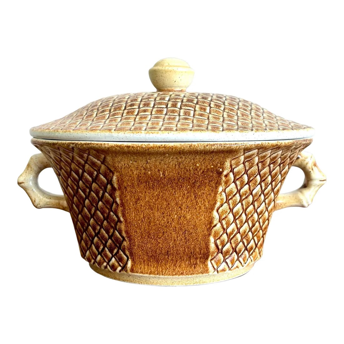 Vintage Boho Ceramic Casserole Dish with Lid and Handles: Vintage Boho Ceramic Casserole Dish with Lid and Handles This vintage Boho ceramic bowl with lid showcases a warm, earthy glaze adorned with a textured diamond relief pattern that evokes the look of b